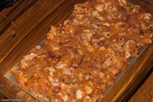 Príprava lasagne s kuracím mäsom Do sklennej misy kvapneme olivový olej, položíme prvé lasagne. Na lasagne dáme prvú vrstvu plnky.