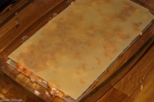 Príprava lasagne s kuracím mäsom Na vrstvu plnky položíme ďalšie lasagne. Na lasagne dáme ďalšiu vrstvu plnky... na plnku dáme lasagne...