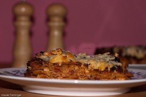 Príprava lasagne s kuracím mäsom Lasagne dáme do predohriatej trúby s nastavenou teplotou okolo 180 stupňov. Zapekáme približne 45 minút. Tesne pred koncom posypeme nastrúhaným syrom.
